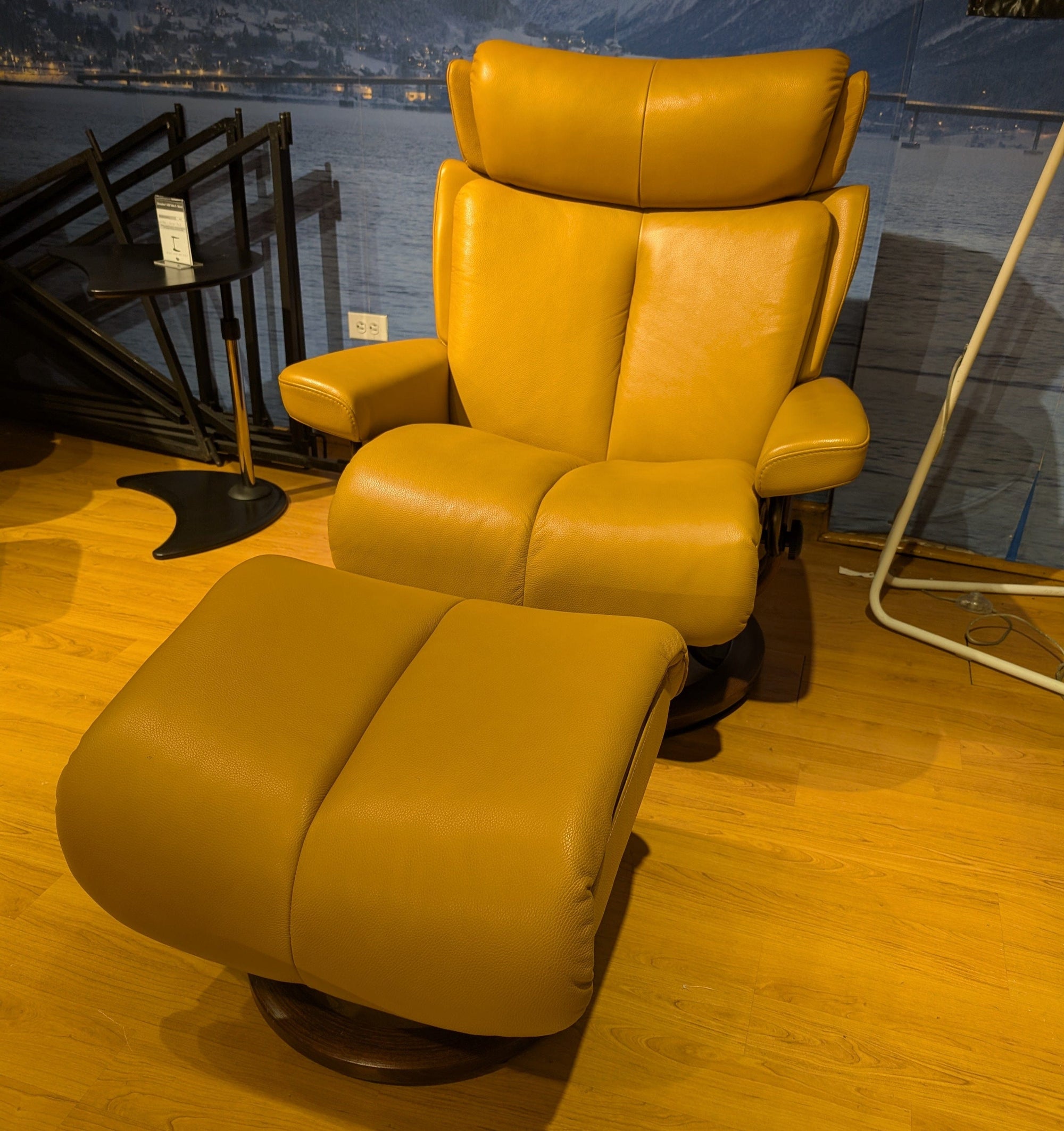 CYMO FURNITURE Stressless Magic Large Recliner and Ottoman